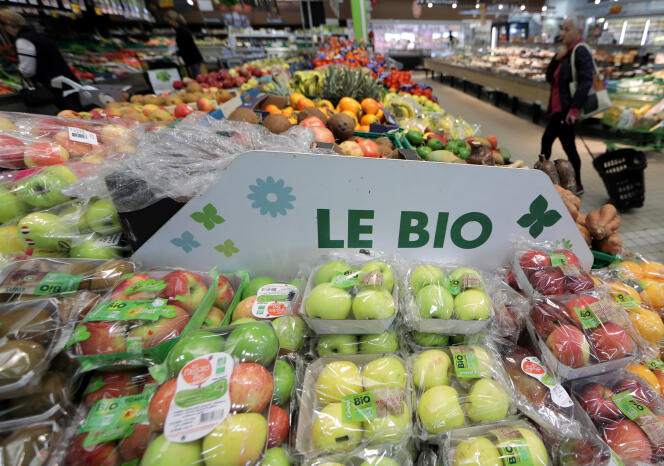 Des pommes conditionnées sous plastique au rayon fruits et légumes d’un supermarché des Alpes-Maritimes, en octobre 2016.