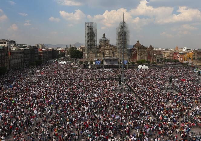 Plusieurs dizaines de milliers de personnes sur la place du Zocalo à Mexico avant le discours du président Andres Manuel Lopez Obrador, le 27 novembre 2022.