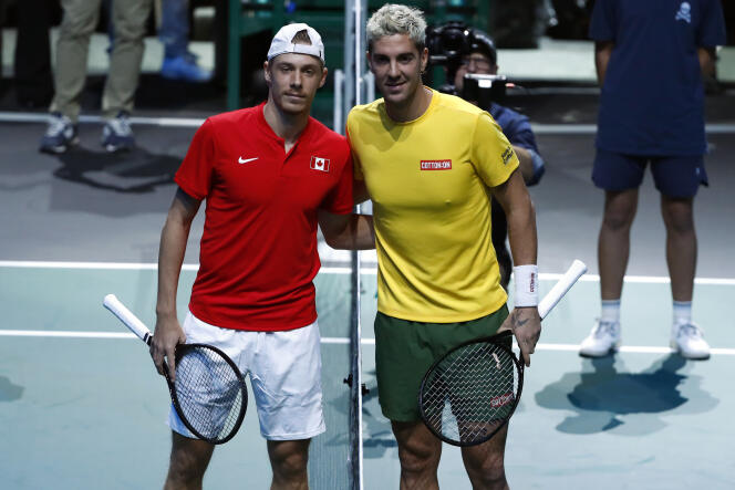 Le Canadien Denis Shapovalov (à gauche), et l’Australien Thanasi Kokkinakis, lors du dernier match de tennis de la Coupe Davis, à Malaga, le 27 novembre 2022. 