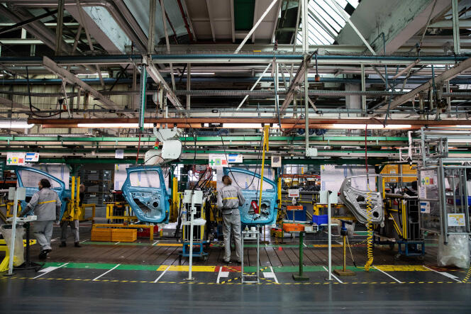 Sur la chaîne de montage du véhicule électrique Renault Zoe, à l’usine Renault SA de Flins (Yvelines), en mai 2020.