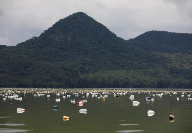 Des bouteilles en plastique flottent sur l'eau au réservoir El Cerrone Grande à Potonico, au Salvador, le 8 septembre 2022.