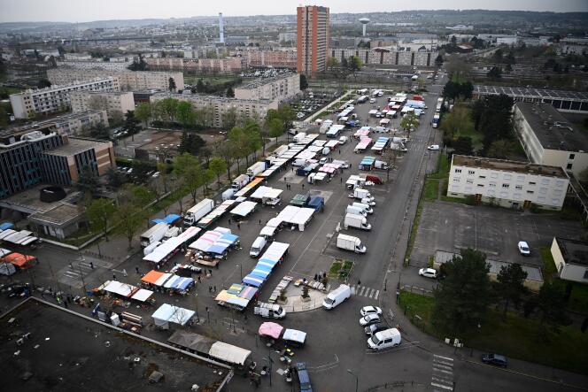 Le marché du Val-Fourré, à Mantes-la-Jolie (Yvelines), le 29 mars 2022.
