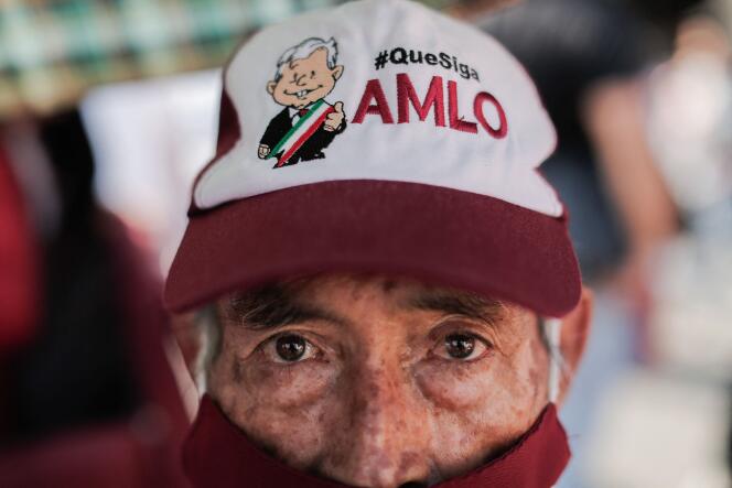 Un soutien du président du Mexique, Andres Manuel Lopez Obrador, surnommé « AMLO », le 27 novembre 2022.