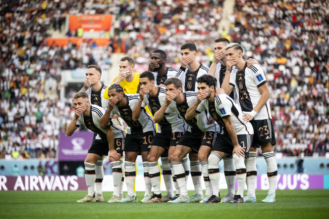 Les joueurs allemands mettent la main devant la bouche avant le match entre l’Allemagne et le Japon, au stade Khalifa International, à Doha, le 23 novembre 2022.