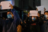 Feuilles blanches brandies en guise de protestation, à Shanghaï, le 27 novembre 2022.