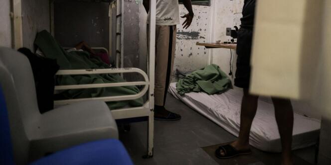 En raison de la surpopulation carcérale, 2 225 détenus sont contraints de dormir sur des matelas posés à même le sol.
