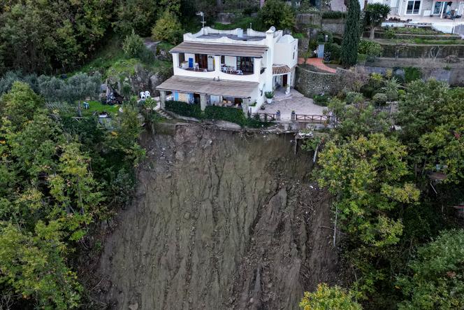 Une maison a échappé de peu au glissement de terrain qui a ravagé la ville de Casamicciola sur l'île italienne d'Ischia le 26 novembre 2022.