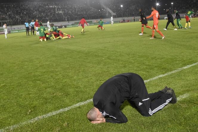Le sélectionneur algérien, Djamel Belmadi, effondré après l’échec de l’Algérie face au Cameroun lors du match de qualification pour la Coupe du monde, le 29 mars 2022 à Blida.