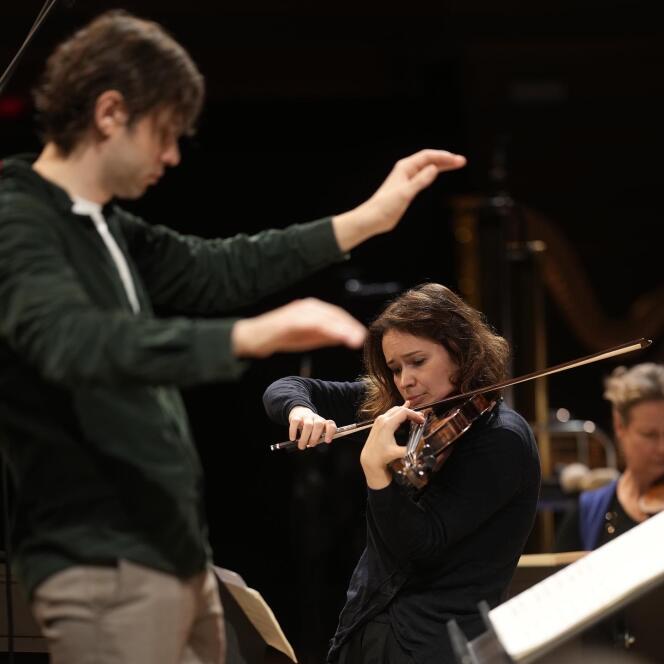 La violoniste Patricia Kopatchinskaja, sous la direction du chef d’orchestre Maxime Pascal, lors de la générale à l’auditorium de Radio France, à Paris, le 25 novembre 2022.