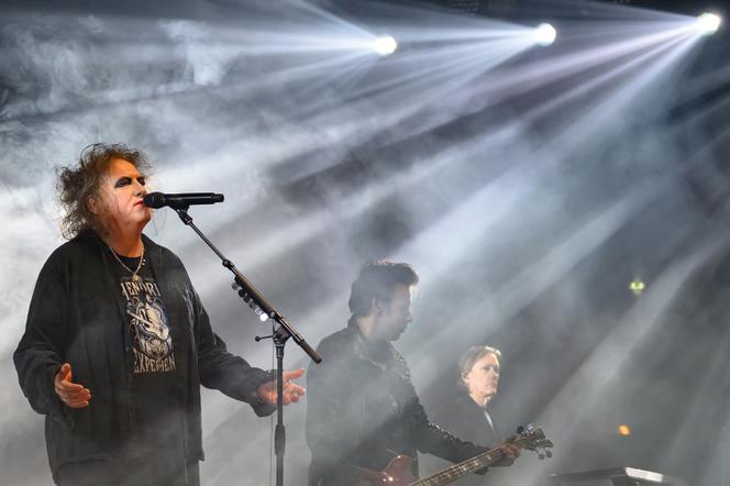 Robert Smith, Simon Gallup et Roger O'Donnell, lors du concert The Cure au Stade couvert Arena de Liévin (Pas-de-Calais), le 27 novembre 2022.