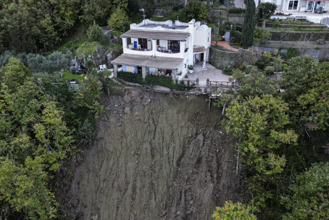 Una casa escapó por poco del deslizamiento de tierra que asoló la ciudad de Casamicciola, en la isla italiana de Ischia, el 26 de noviembre de 2022. 