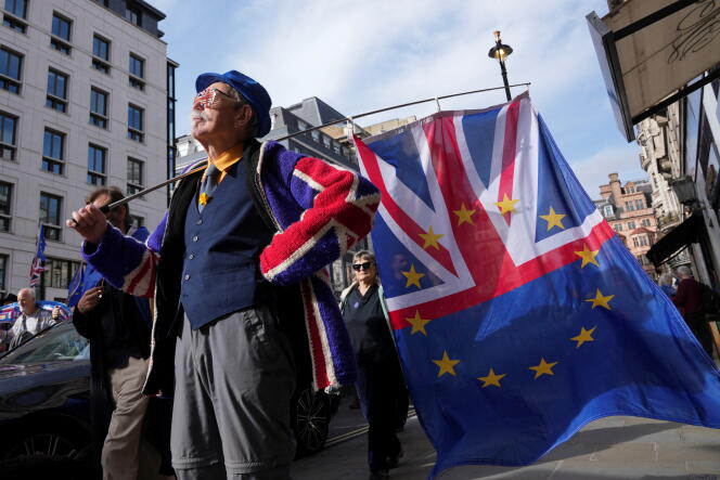 Un manifestant tient un drapeau lors d’une marche appelant le Royaume-Uni à rejoindre l’Union européenne, à Londres, le 22 octobre 2022. 