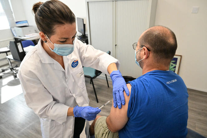 A nurse vaccinates a patient against mumps at the Center for Free Information, Screening and Diagnostics (CeGIDD) in Montpellier on August 23, 2022.