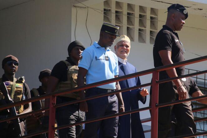 L’ancien président des Comores Ahmed Abdallah Sambi, escorté par des gendarmes, au tribunal de Moroni, le 21 novembre 2022.