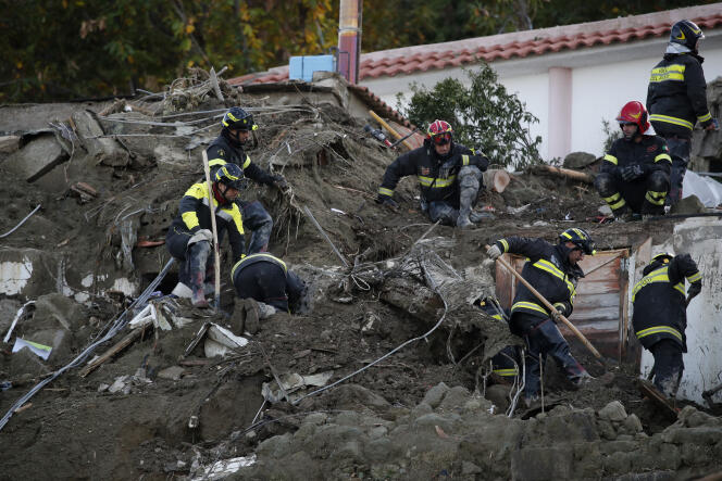 Des sauveteurs poursuivent les recherches dans les décombres à Casamicciola Terme, dans le nord d’Ischia, lundi 28 novembre 2022, après le glissement de terrain dévastateur qui a touché l’île italienne samedi. 