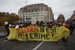 People take part in a demonstration organised by the "Droit au Logement" (Rights for a housing) association against the law proposal aiming at "protecting housing against illicit occupation", carried by the presidential majority in Paris, on November 27, 2022. (Photo by Thomas SAMSON / AFP)