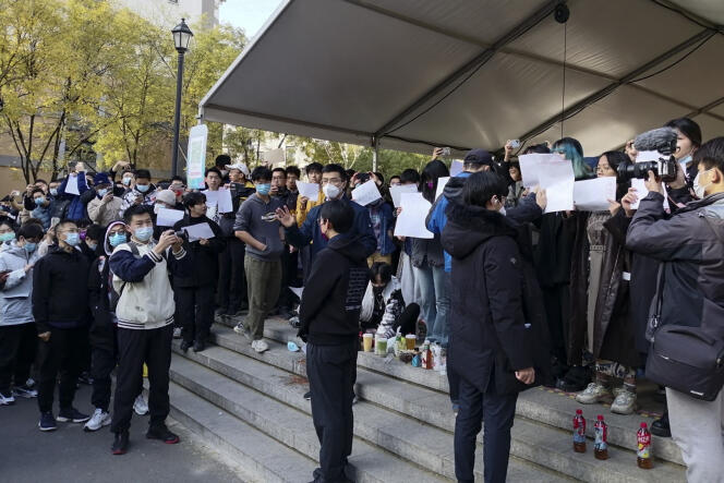 Des étudiants manifestent le 27 novembre 2022 à l’université de Tsinghua, à Pékin.