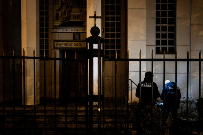 Des policiers examinent l’entrée de l’église orthodoxe où Giorgi P. a tiré sur Nikolaos Kakavelakis, à Lyon, le 31 octobre 2020.