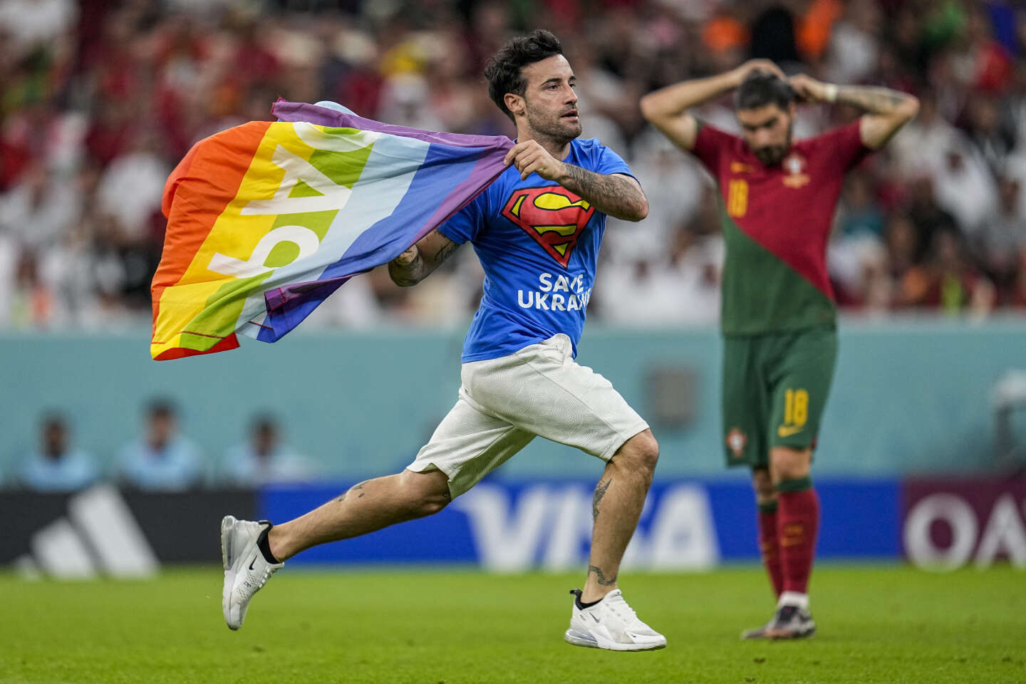 Coupe du monde : un supporteur fait irruption sur la pelouse pour brandir le drapeau LGBT lors du match Portugal-Uruguay