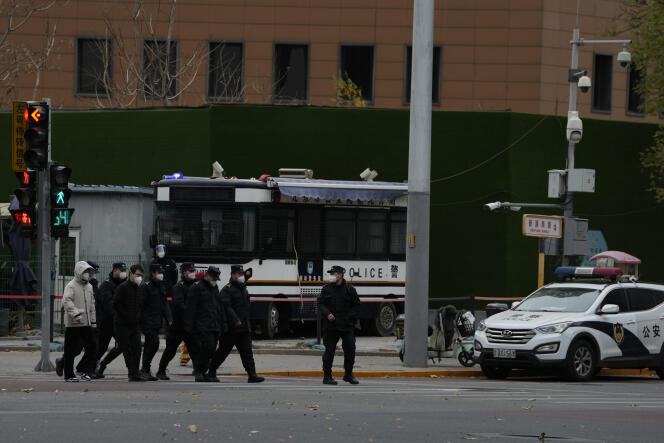 Des policiers chinois dans la rue, le 28 novembre 2022, à Pékin.