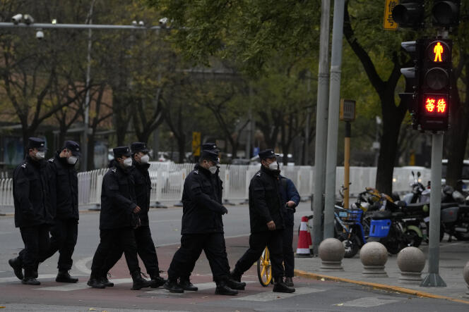 Des policiers chinois dans la rue, le 28 novembre 2022, à Pékin.