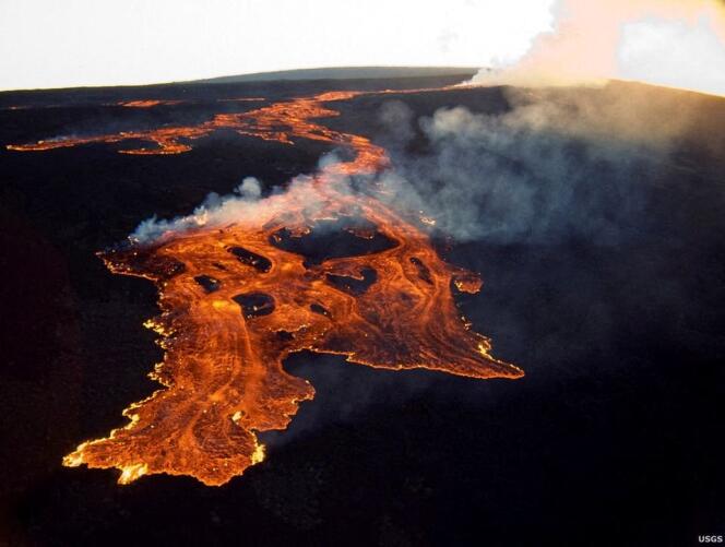 La lave surgit du volcan Mauna Loa, lundi 28 novembre. Le volcan hawaïen, plus gros volcan actif du monde, était en « pause éruptive » depuis presque quarante ans. 