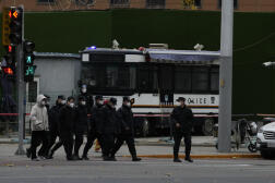 Des policiers chinois dans la rue, le 28 novembre 2022, à Pékin.