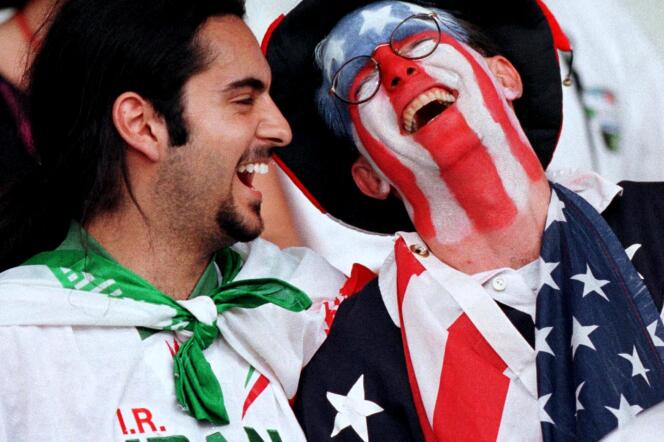 Des supporteurs des deux pays avant le match Iran-Etats-Unis, à Lyon, le 21 juin 1998, pendant la Coupe du monde 1998 organisée en France.