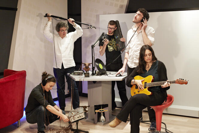 De gauche à droite : Sara Monimart, Silvain Gire (avec la perche), Arnaud Forest, Samuel Hirsch et Chloé Assous-Plunian.