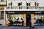 Devant une boutique de produits de luxe Balenciaga, le 18 mai 2020, dans le centre de Milan.
