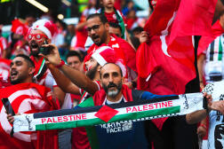 Un supporteur tunisien affichant son soutien à la Palestine, lors du match opposant la Tunisie au Danemark, le 22 novembre.