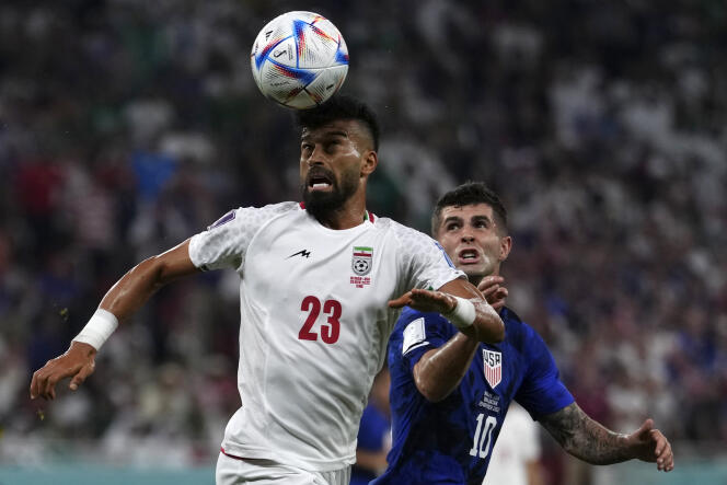 L’Iranien Ramin Rezaeian gagne son duel face à l’Américain Christian Pulisic, qui a marqué le but décisif de son équipe face à l’Iran lors du match de la Coupe du monde 2022, mardi 29 novembre 2022, au stade Al-Thumama, à Doha. 