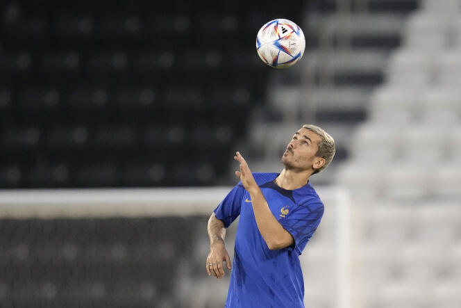 L’attaquant de l’équipe de France Antoine Griezmann s’entraîne à la veille du match face à la Tunisie, mardi 29 novembre 2022, à Doha, au Qatar.  