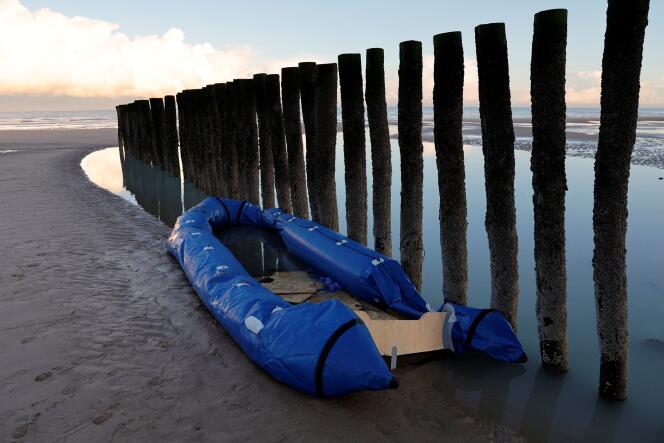Une embarcation gonflable endommagée sur une plage de Sangatte, près de Calais, le 29 novembre 2022.