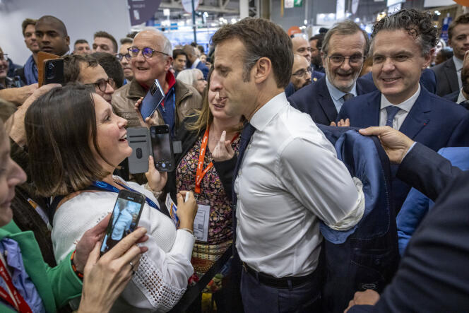 Le président de la République, Emmanuel Macron, visite le Salon des maires et des collectivités locales, à la porte de Versailles à Paris, le 23 novembre 2022.
