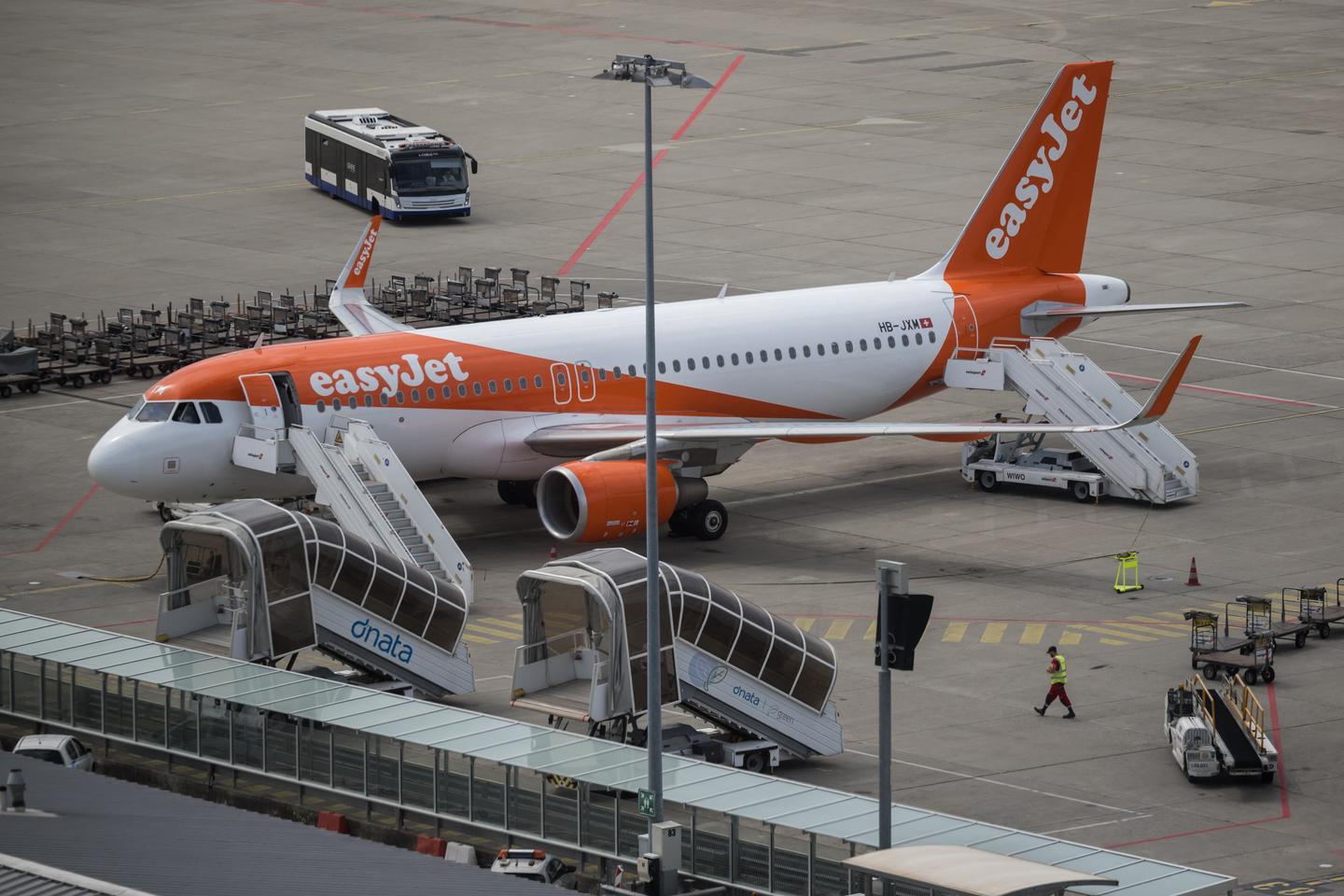 Grève chez EasyJet le lundi de Pâques : le syndicat qui a lancé le mouvement dénonce le « mépris » de la direction face à « l’épuisement » des hôtesses et stewards