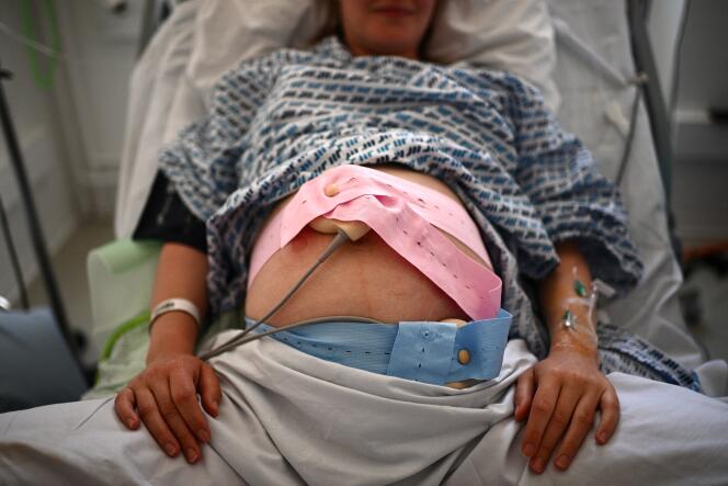 Une femme enceinte subit un monitoring fœtal, qui permet d’enregistrer simultanément le rythme cardiaque du fœtus et les contractions de l’utérus, à Paris, le 29 juin 2022.