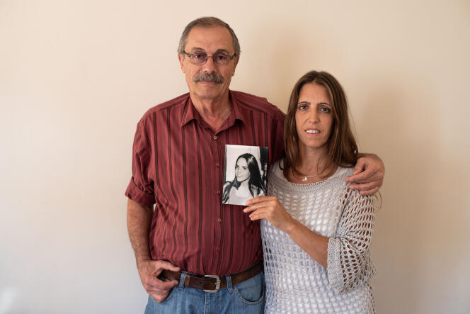 Carlos Alberto Solsona et sa fille Marcela  montrant une photographie de sa mère, Norma Sintora, disparue en mai 1977 à 25 ans, enceinte de 8 mois.
