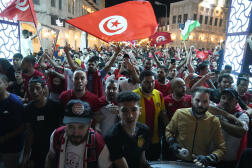 Des supporteurs se rassemblent pour soutenir la Tunisie, à la veille du match contre l’Australie à Doha, vendredi 25 novembre 2022.