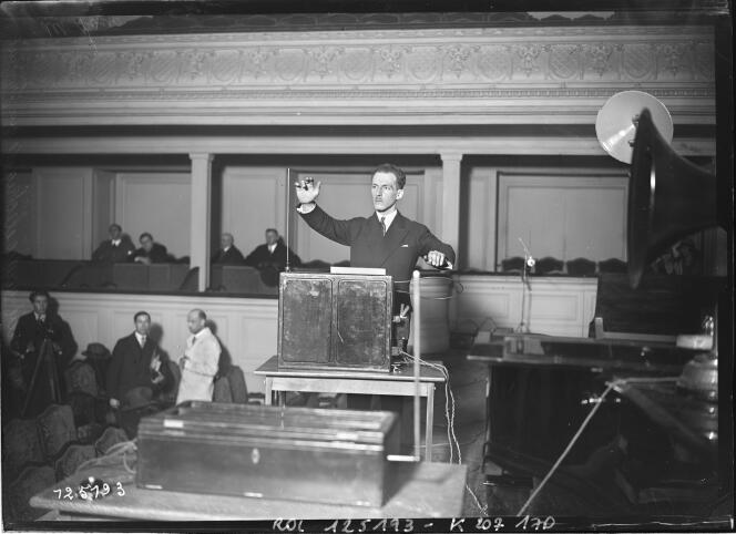 Léon Thérémine jouant du thérémine, salle Gaveau, à Paris, le 6 décembre 1927.