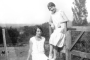 Elisabeth Lacoin et Simone de Beauvoir, en 1928. 
