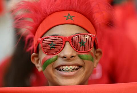 A Morocco fan waits for the start of the Qatar 2022 World Cup Group F football match between Belgium and Morocco at the Al-Thumama Stadium in Doha on November 27, 2022. (Photo by MANAN VATSYAYANA / AFP)