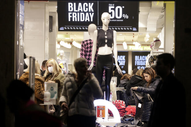 Une boutique dans les rues de Rome affiche des promotions pour le « Black Friday », le 25 novembre 2022.