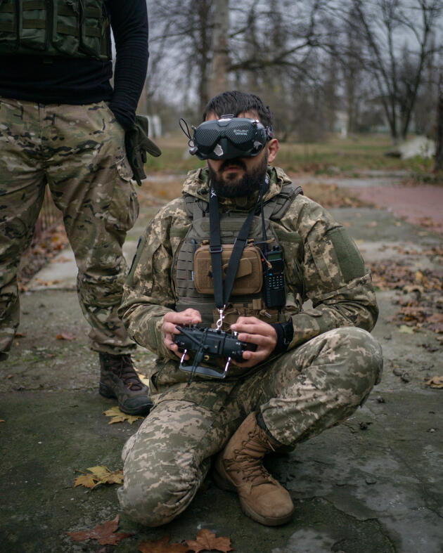 Un membre d’une unité de contre-espionnage de l’armée ukrainienne pilote un drone lors d’une opération de surveillance le long du Dniepr, à Kherson (Ukraine), le 28 novembre 2022.