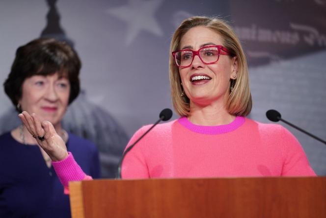 La senadora demócrata Kyrsten Sinema en una conferencia de prensa después de la votación sobre la ley que protege el matrimonio entre personas del mismo sexo en los Estados Unidos, en Washington, el 29 de noviembre de 2022.