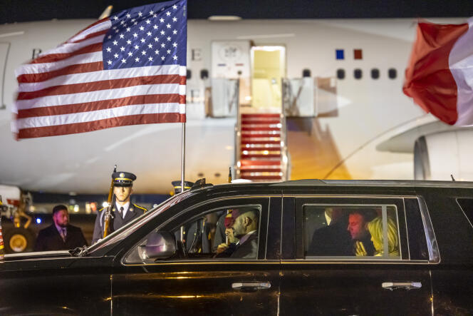 Le chef de l’Etat, Emmanuel Macron, et son épouse Brigitte, arrivent sur la base d'Andrews près de Washington, pour une visite d'Etat aux Etats-Unis, le 29 novembre 2022.