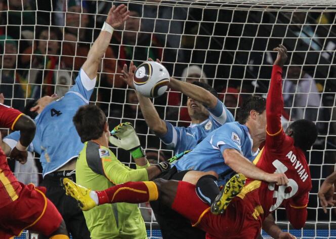 Le 2 juillet 2010, alors que le gardien uruguayen était battu, Luis Suarez a commis une main pour sauver l’Uruguay de la défaite contre le Ghana, en quart de finale de la Coupe du monde. La Celeste s’était ensuite imposée aux tirs au but. (Photo by YASUYOSHI CHIBA / AFP)