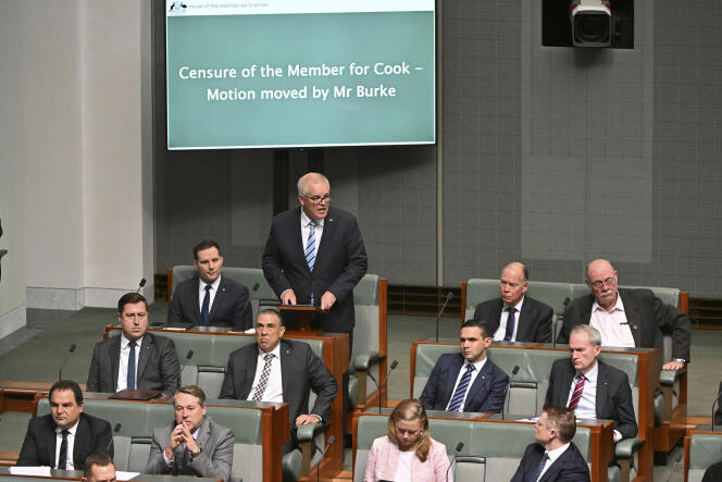 L’ex-premier minstre Scott Morrison (debout) se défend lors du débat sur une motion de censure déposée contre lui devant le Parlement, mercredi 30 novembre, à Canberra.