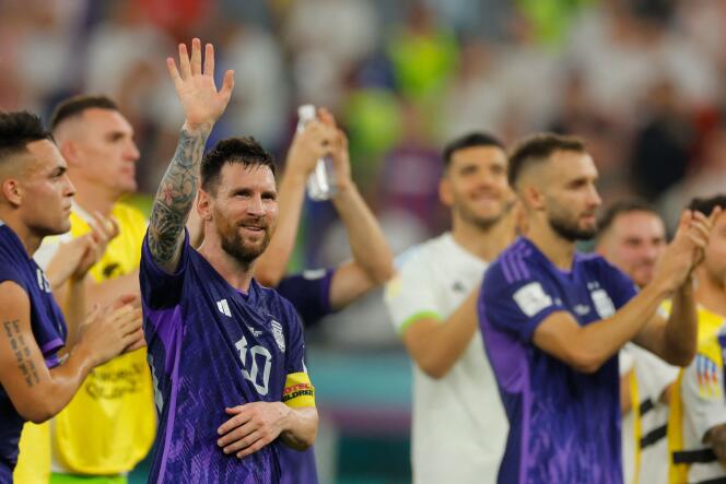 Lionel Messi célèbre la qualification de l’Argentine pour les huitièmes de finale du Mondial après la victoire (2-0) face à la Pologne, mercredi 30 novembre 2022, au stade 974, à Doha.