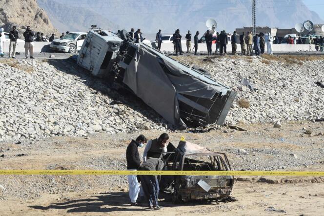 Des enquêteurs inspectent une voiture brûlée après qu’un attentat-suicide dirigé contre un camion de police a tué trois personnes, le 30 novembre, à Quetta.